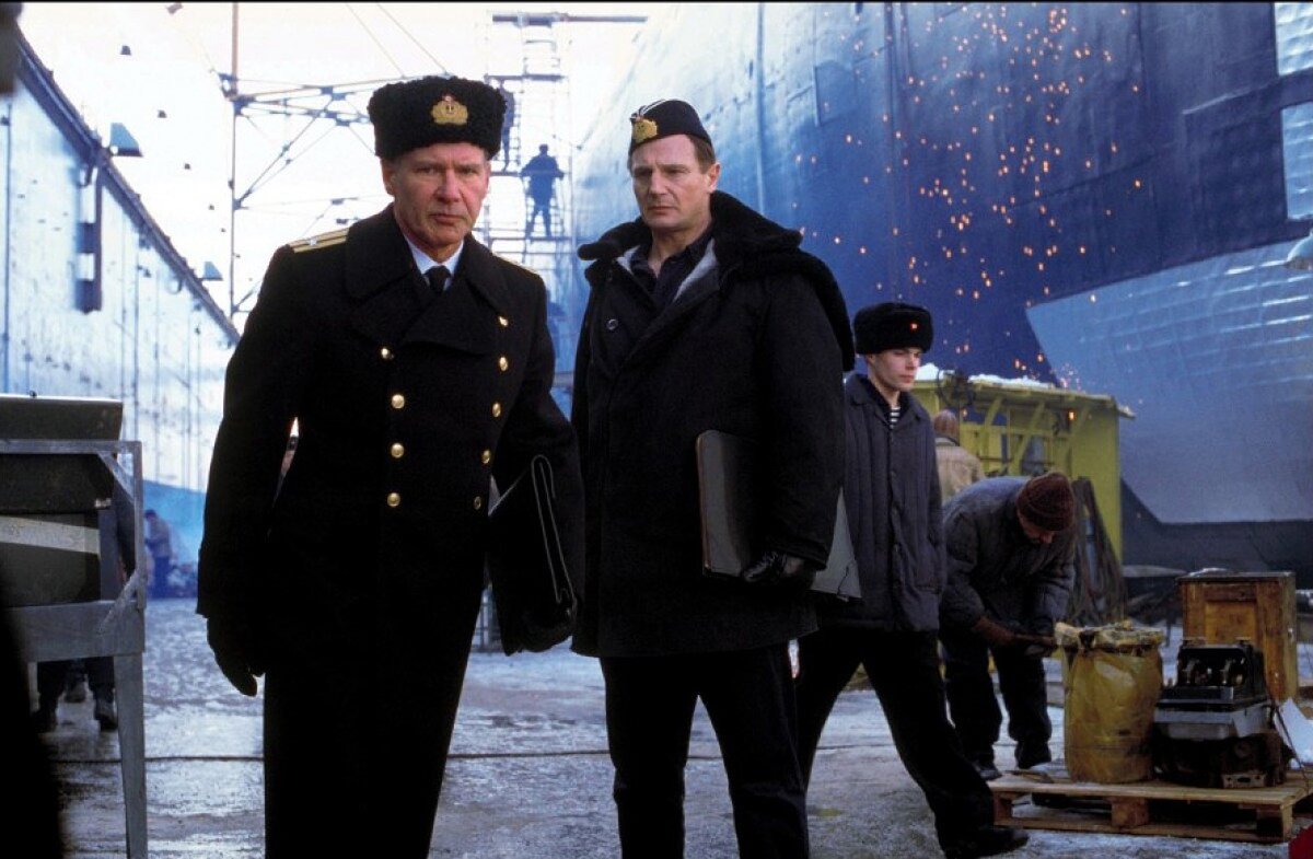 Кадр из фильма "К-19" 2002. Командир К-19 и старший помощник.