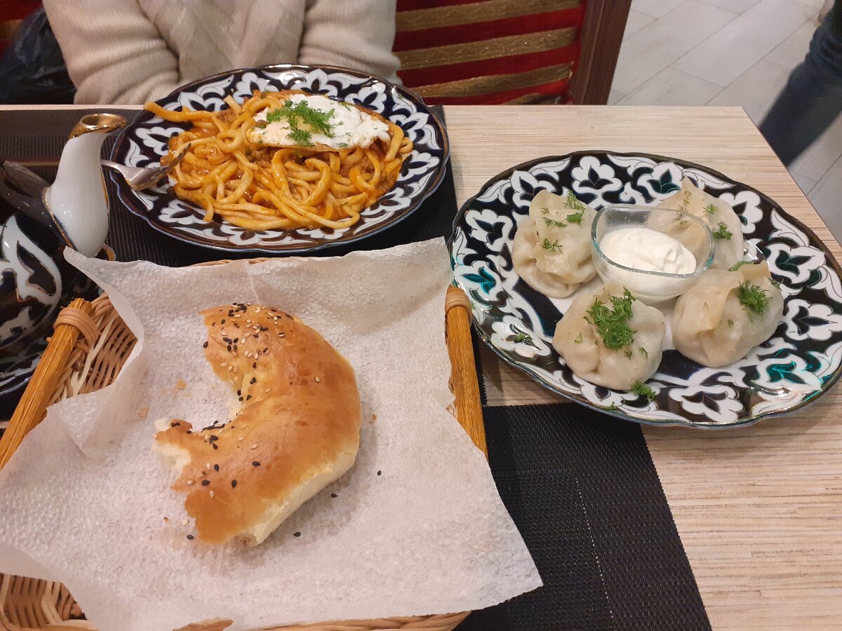 Лапша удон и манты из кафе "Чайхана Хурма" в Краснодаре