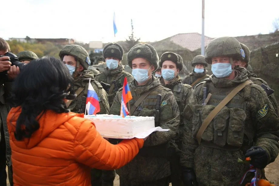 Сколько российских миротворцев в карабахе. Миротворцы Нагорном Карабахе 2020 российские миротворцы. Русские миротворцы в Нагорном Карабахе. Российские миротворцы в Нагорном Карабахе 2020. Степанакерт Нагорный Карабах миротворцы.