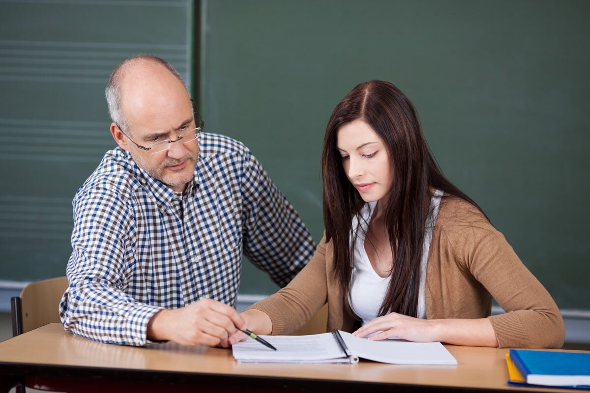 Big teach. Преподаватель и студентка. Студентка на экзамене. Студентка и педагог. Студентка и преподаватель на экзамене.