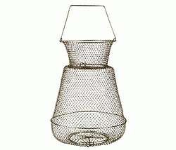 Садки для ловли с лодки бывают плавающие и тонущие. Как правило, плавающий садок имеет небольшой размер, на его первом кольце, идущем от горловины, установлены поплавки, удерживающие его на плаву. Разумеется, материал такого садка — это сетка из лески или прочных капроновых нитей для облегчения конструкции в целом. Несомненным удобством является отсутствие необходимости делать лишние движения, как в случае использования тонущего садка.  Тонущий садок часто изготавливается из металлической сетки, сплетенной из коррозионностойкой проволоки, и в горловине имеет подпружиненный клапан для предотвращения потери улова. В лодке он используется тогда, когда сохранить улов длительное время в теплом, поверхностном слое воды не представляется возможным, поэтому он опускается на дно. Во всех случаях использования аксессуара в лодке длина садка не более одного метра, так как более длинные изделия доставляют определенные неудобства. Есть частные случаи, когда модернизируются «спортивные» (длинной от 2.5 метров) садки, путем добавления к ним поплавков и размещения вдоль борта лодки, но это сомнительное удобство. Встроенные в плавсредство садки с аэраторами и прочими изысками не рассматриваются, так как это отдельная тема для меньшинства рыболовов.