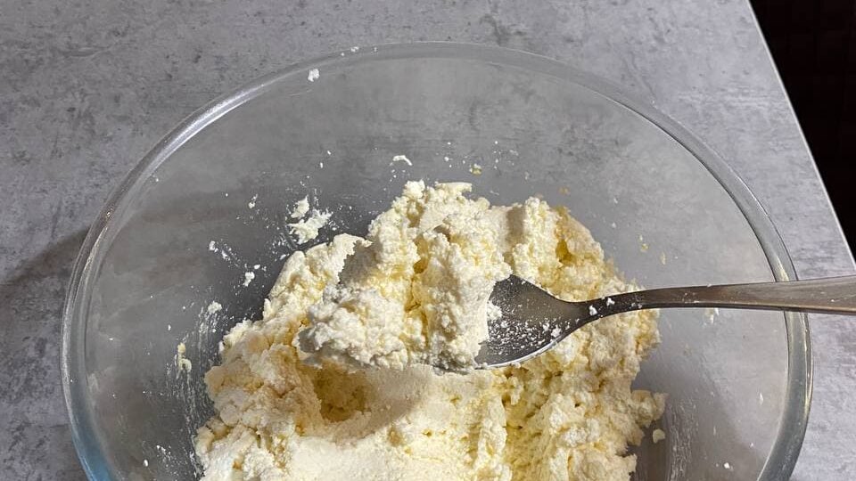 Узнал у бабушки рецепт лучших сырников. Готовятся очень легко. Делюсь рецептом с вами.