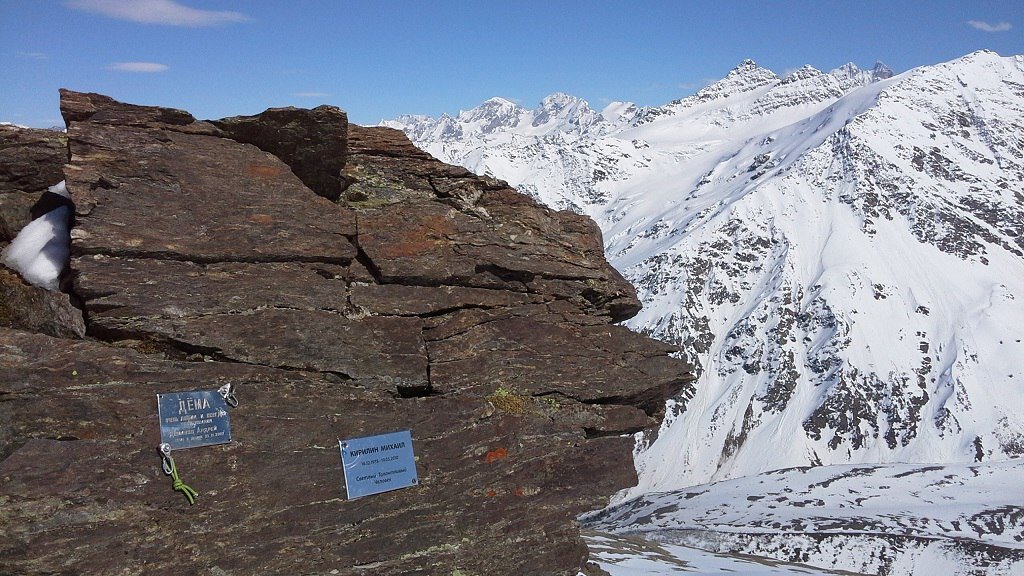 Обелиск памяти погибших на Эльбрусе