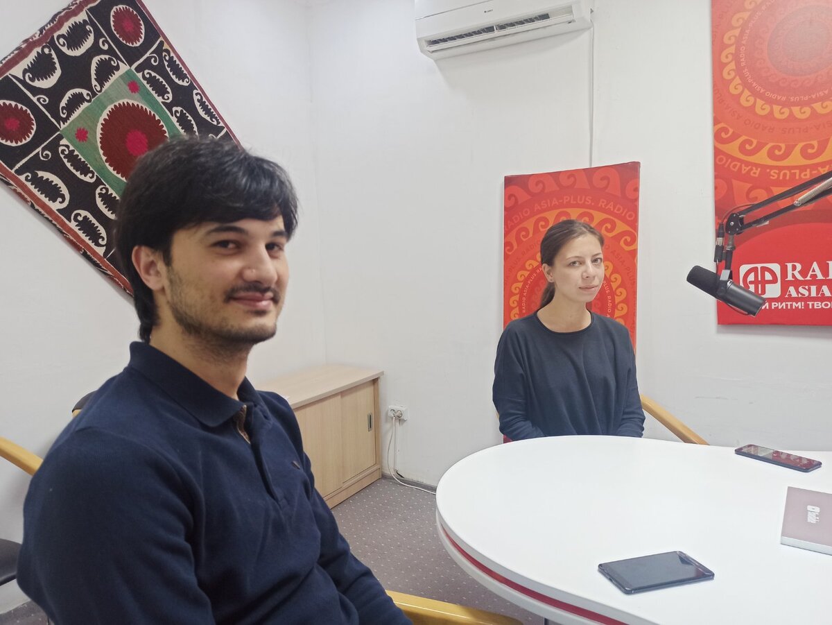 Аниса Сабири и Исмаил Зибаи в гостях на радио «Азия-Плюс». Фото Asia-Plus