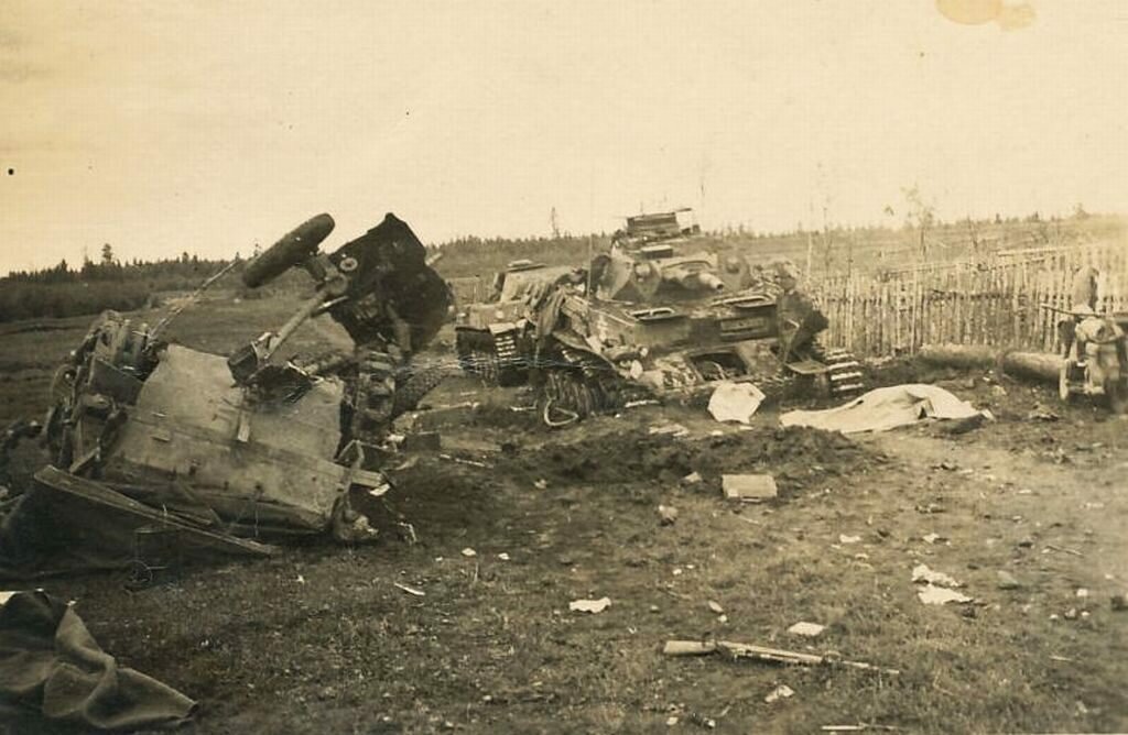 Сражения лета осени 1941 года. Подбитая немецкая техника 1941. Подбитая Советская техника в 1941. Подбитые танки РККА лето 1941. 1941 Подбитые немецкие танки под Ленинградом.