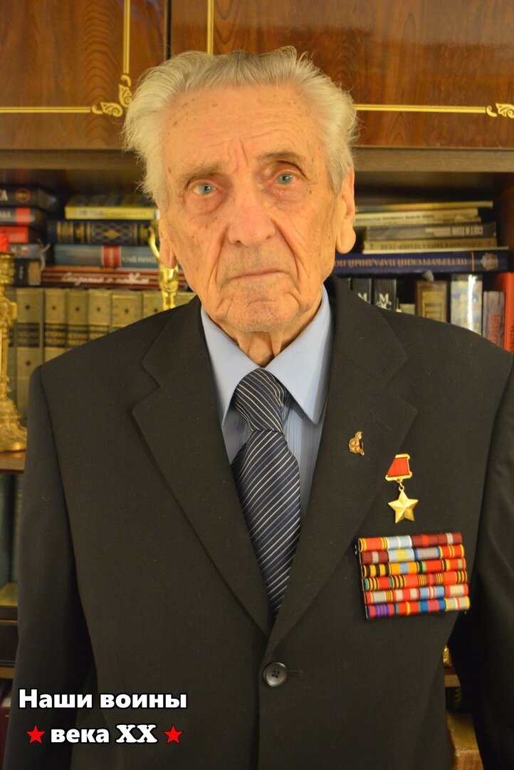 Вот таким я увидел Михаила Владимировича 6 октября 2016 года. К сожалению в ту встречу он наотрез отказался надевать парадный китель. Из скромности. Возможности уговорить его на парадный снимок, я буду ждать ещё 2 года. 