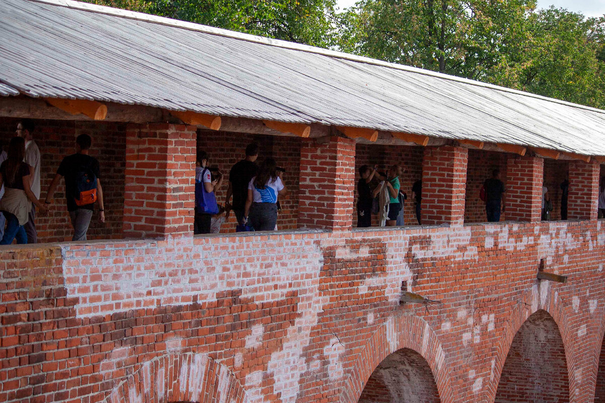 Тут хорошо видно, что выполнен процесс вычинки кладки - разрушенные временем кирпичики выковыривали и заменяли новыми