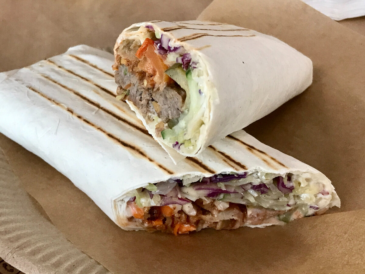 Донеры с говядиной и курицей в Доннерии Vano & Vaso на фудкорте ТРЦ Бутово Молл