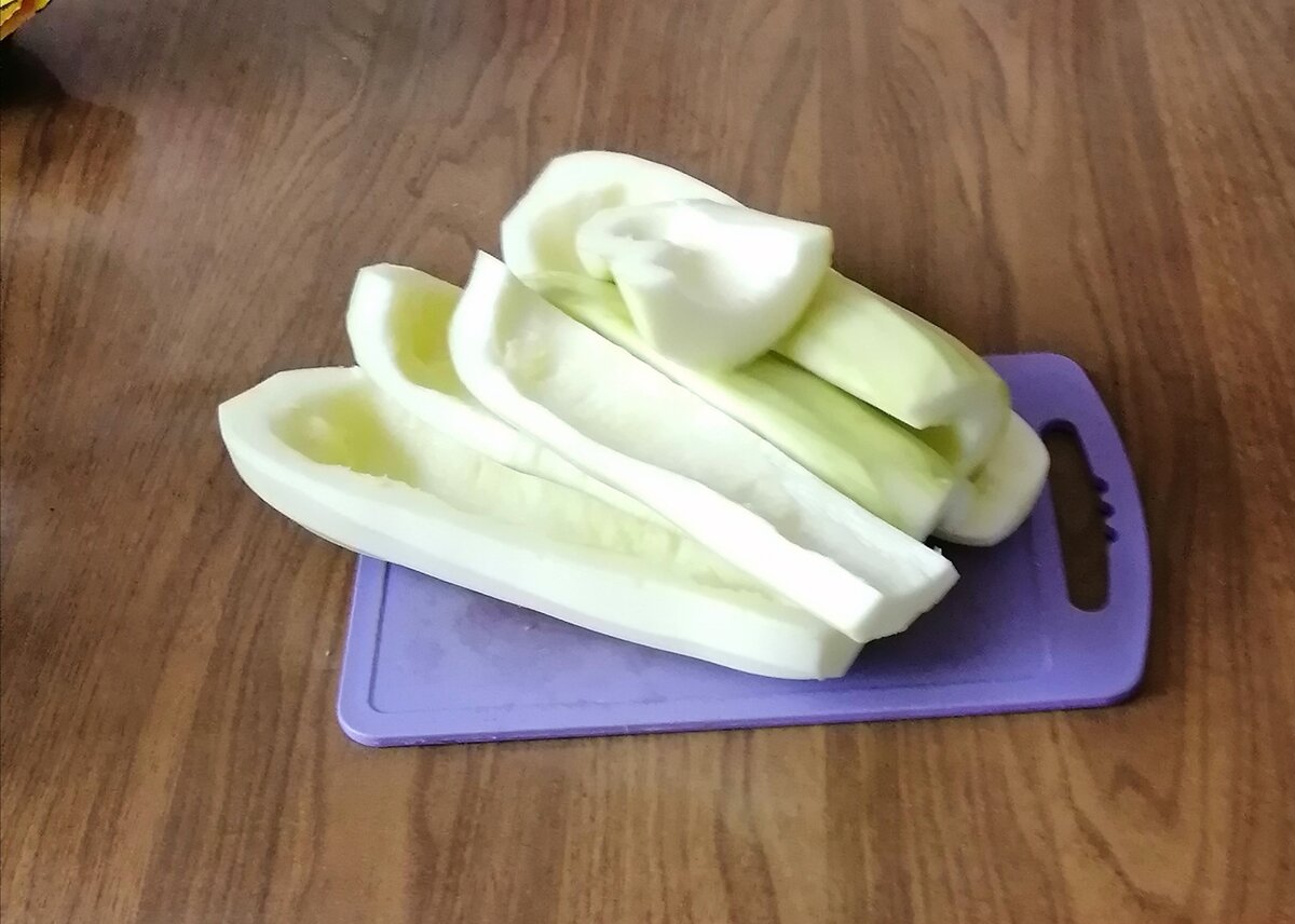 Очищаю кабачки. 