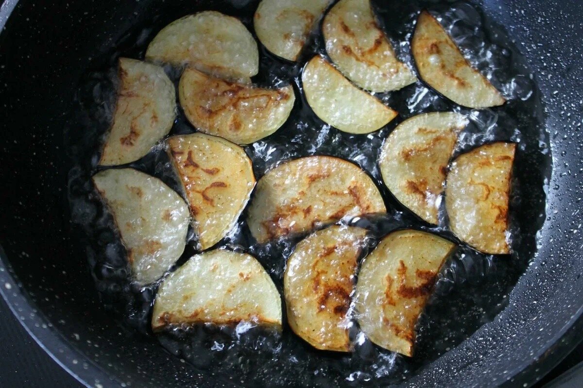 Баклажаны на сковороде с чесноком и помидорами 🍆 🍅 | Книга рецептов | Дзен