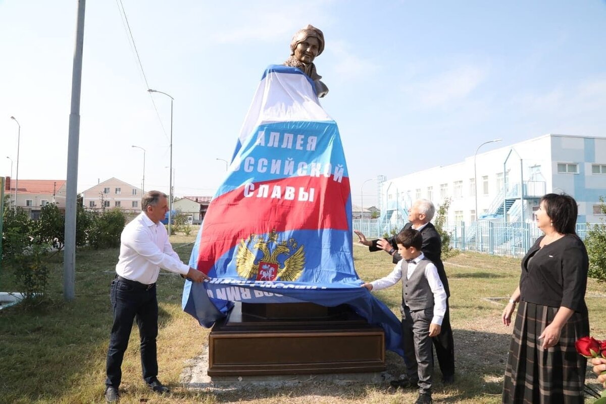 Символично, что памятник открывают представители поколения младшего и поколения зрелого