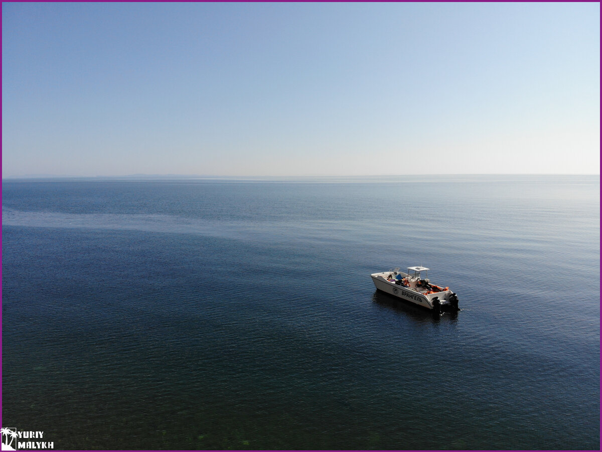 Вид на катамаран в Охотском море