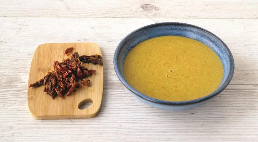 Суп из чечевицы с вялеными помидорами и бородинским хлебом