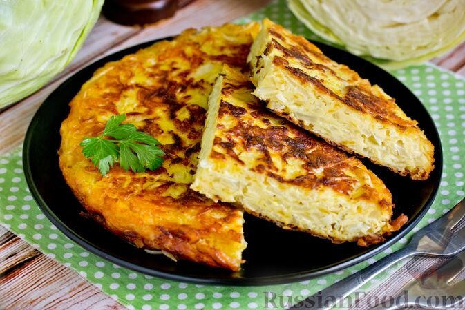 капуста белокочанная, лук репчатый, мука, сыр твёрдый, яйца, масло подсолнечное, масло сливочное, соль