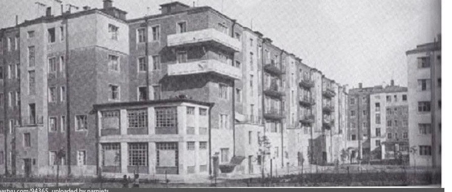 Знаменитые фото и ракурс. Снимок сделан в 30-е годы. А в пристройке с фото располагался детский сад. Источник: pastvu.com