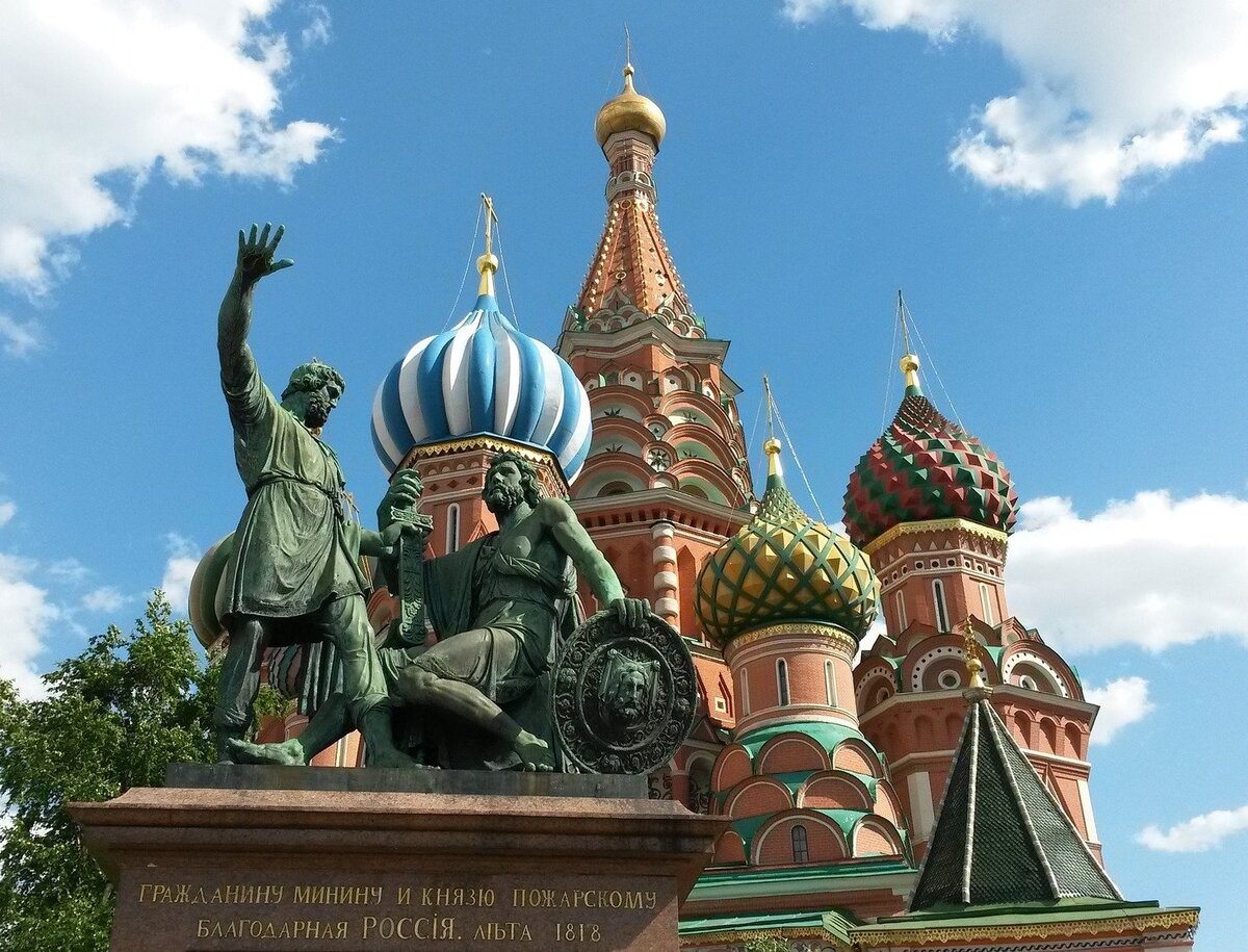Памятник Минину и Пожарскому на Красной площади в Москве скульптора Ивана Мартоса, 1818 год.