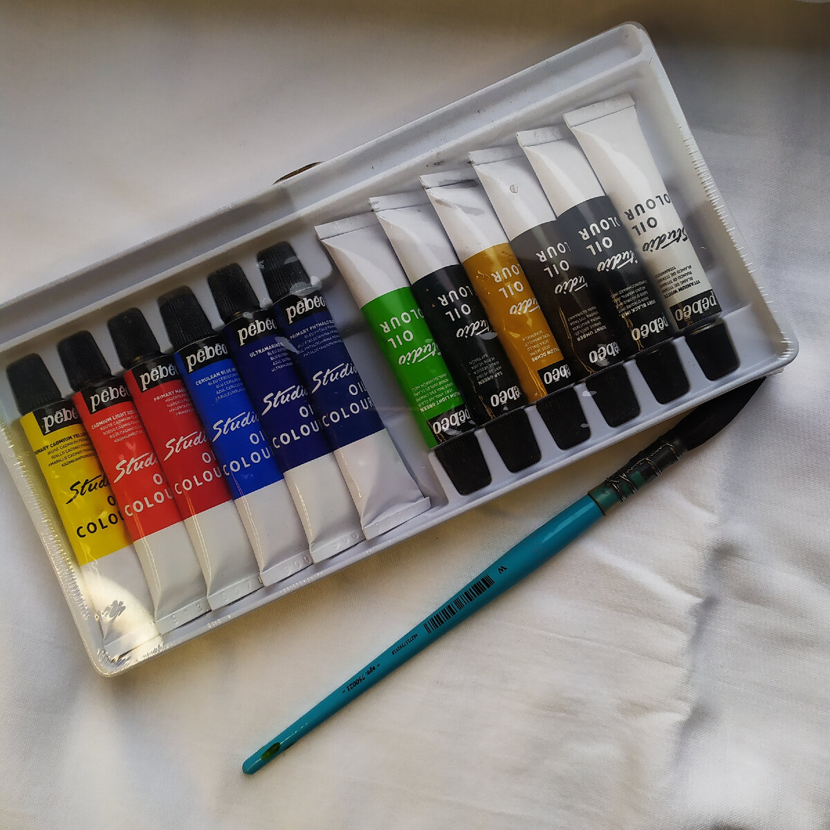 Масляные краски и кисть 