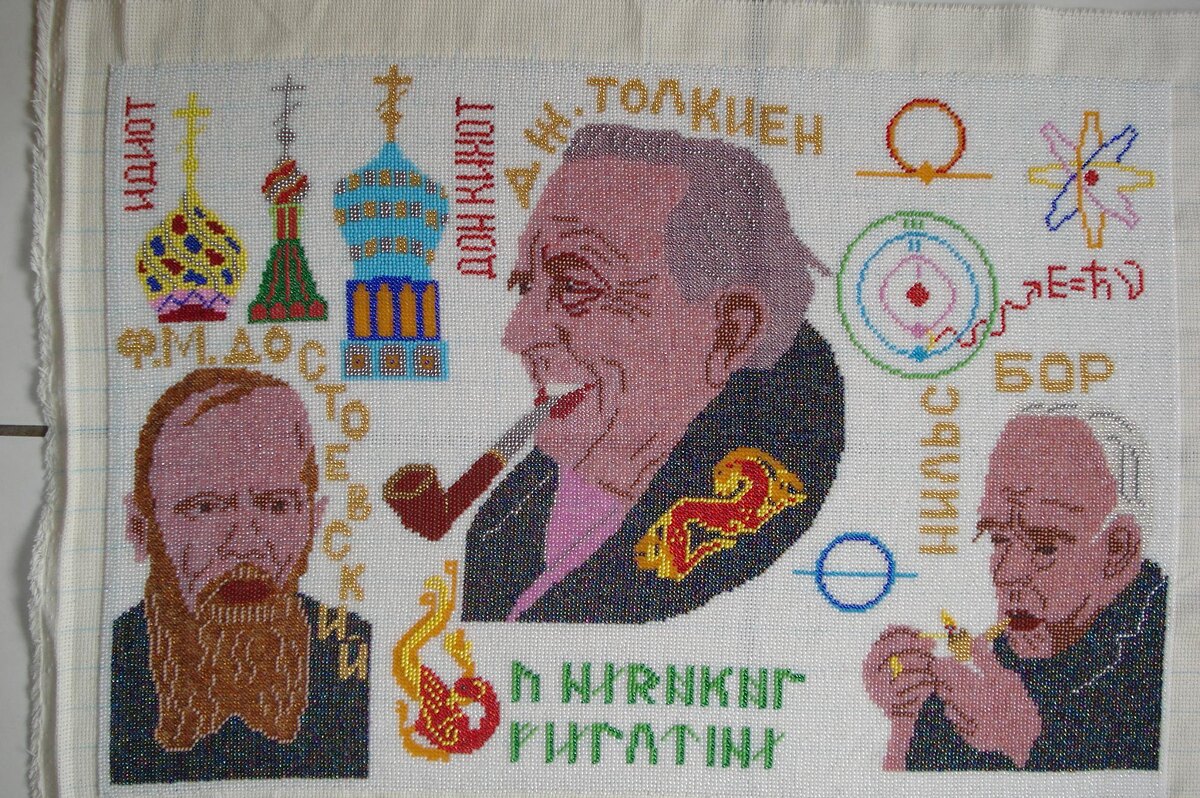 Картина из бисера, вышивала 2016 год. Назвала ее "Любовь, творчество и Правда"