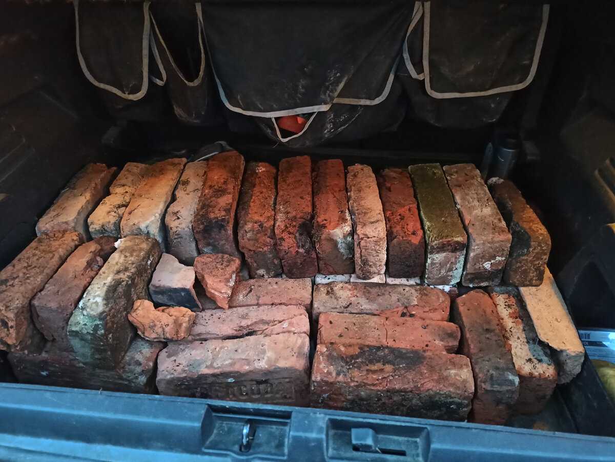 Старый клейменый кирпич