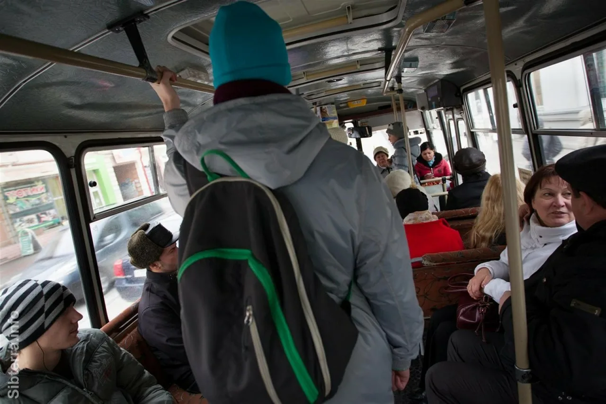 Москва едет на работу. Автобус. Подростки в автобусе. Люди в автобусе. Рюкзак в общественном транспорте.