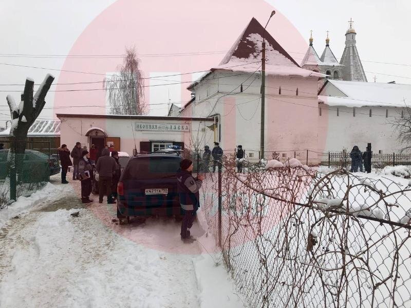 После взрыва перед входом в Введенский Владычний женский монастырь