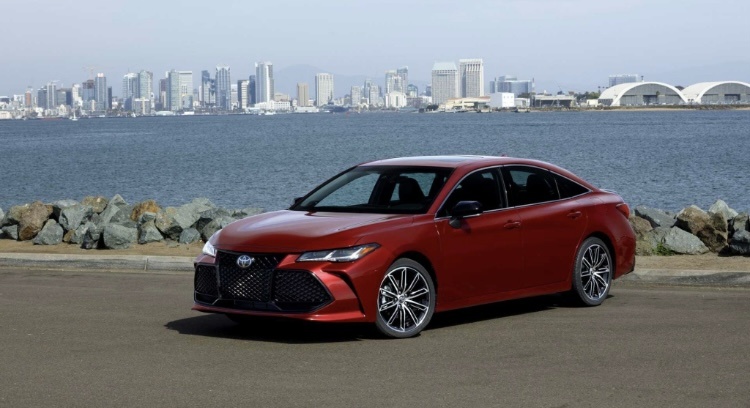 Тойота Авалон.