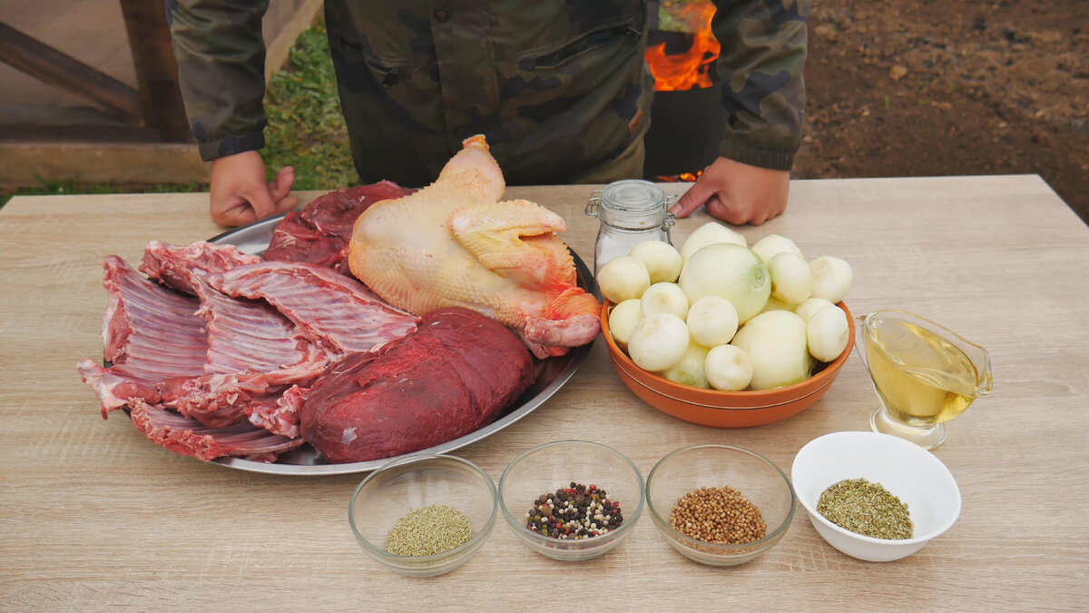 Такое блюдо хорошо готовить на большую компанию. 4 вида мяса в казане. | СЕНЯ  В ДЕЛЕ | Дзен