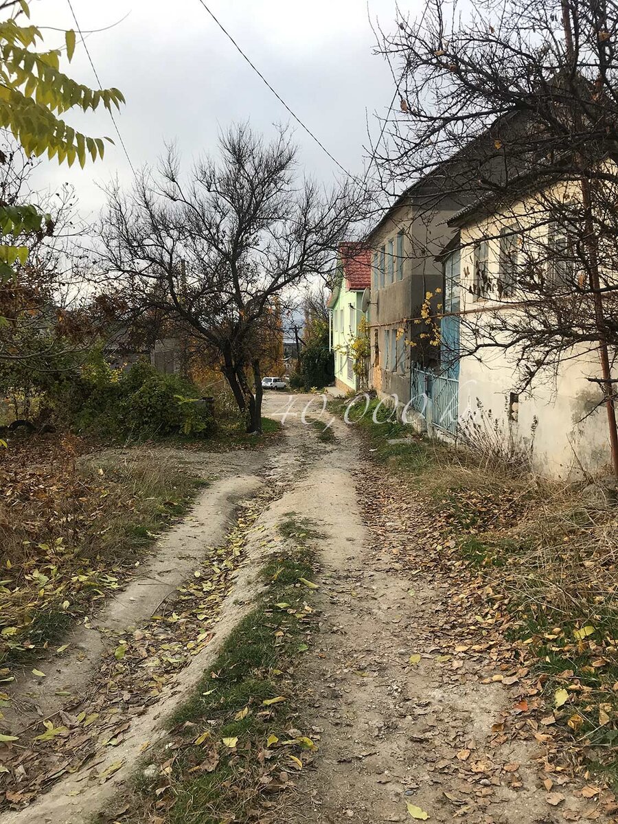 Тропинка вдоль домов