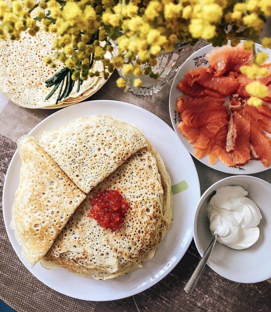 Быстрый легкий пошаговый рецепт очень вкусных блинов. Блины можно подавать с лососем, икрой, мёдом, сметаной или вареньем.