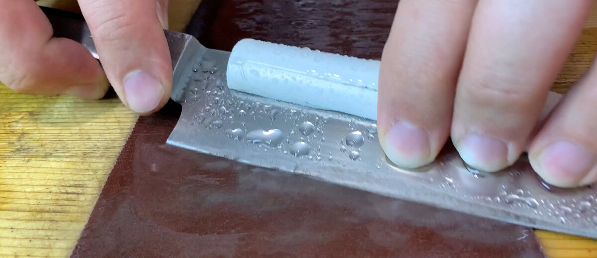 режет любовь острыми бритвами