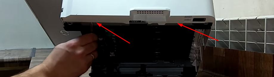 Отщелкиваем защелки снизу