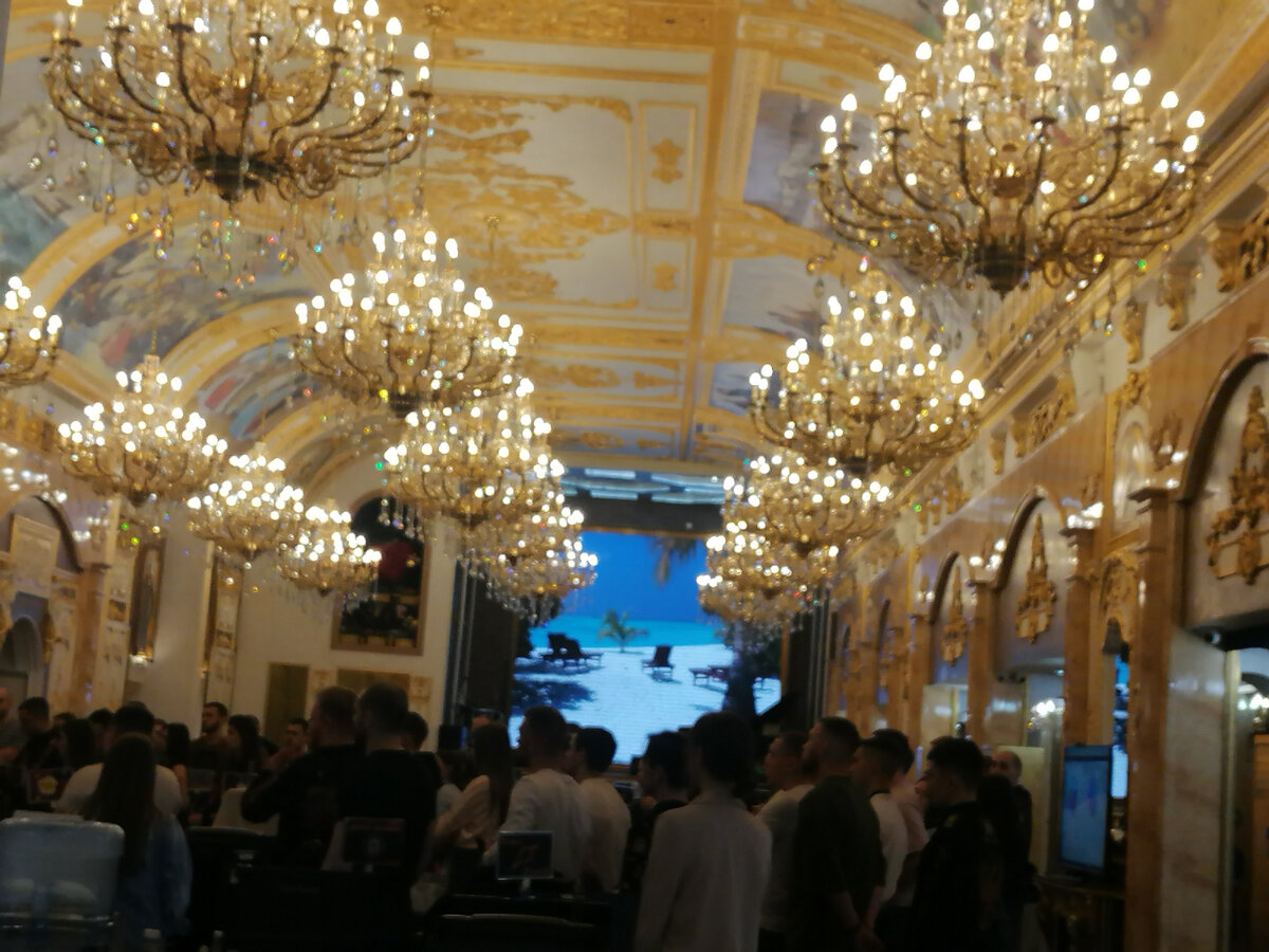 А это сотрудники проводят собрание.