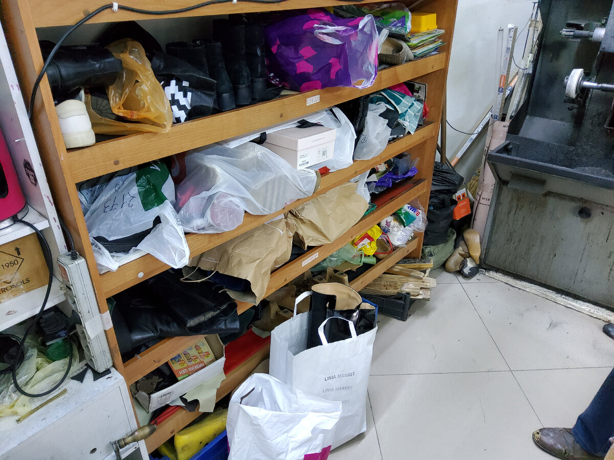 Все полки забиты обувью., а их у нас три. Несут мешками.