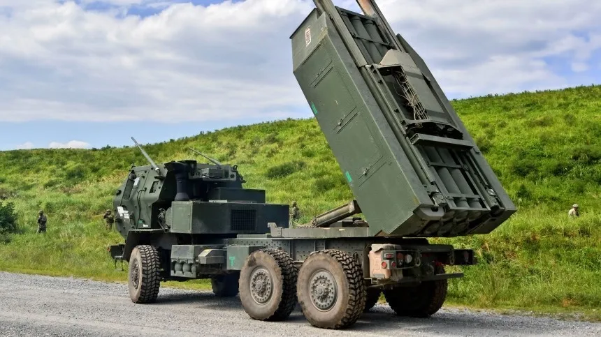 Американская система залпового огня. Таких Зеленский просит 48 штук, но янки расщедрились лишь на 8.