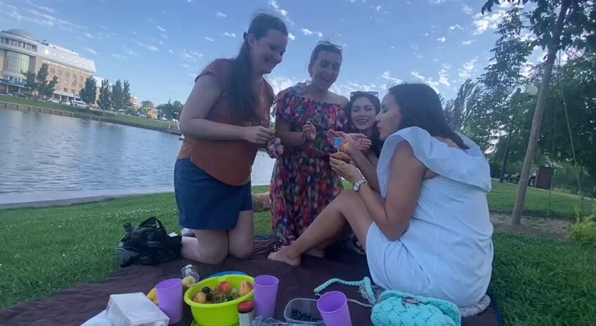 Задуваю свечки на кексике. 