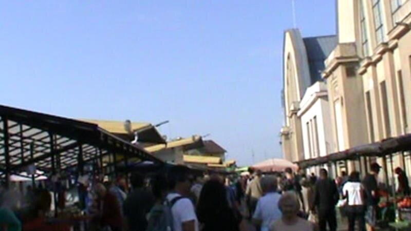 Рига. 2018 г. Centrāltirgus (Рижский центральный рынок). В таком виде базар уже не увидеть из-за реконструкции. Крайнее справа здание- рыбный павильон. Личное фото.