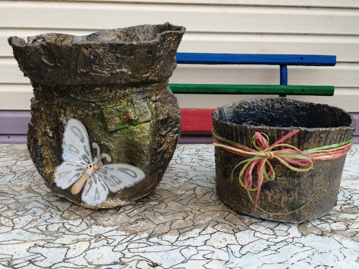 Фото из личного архива. Кашпо из старых вязаных шапок.