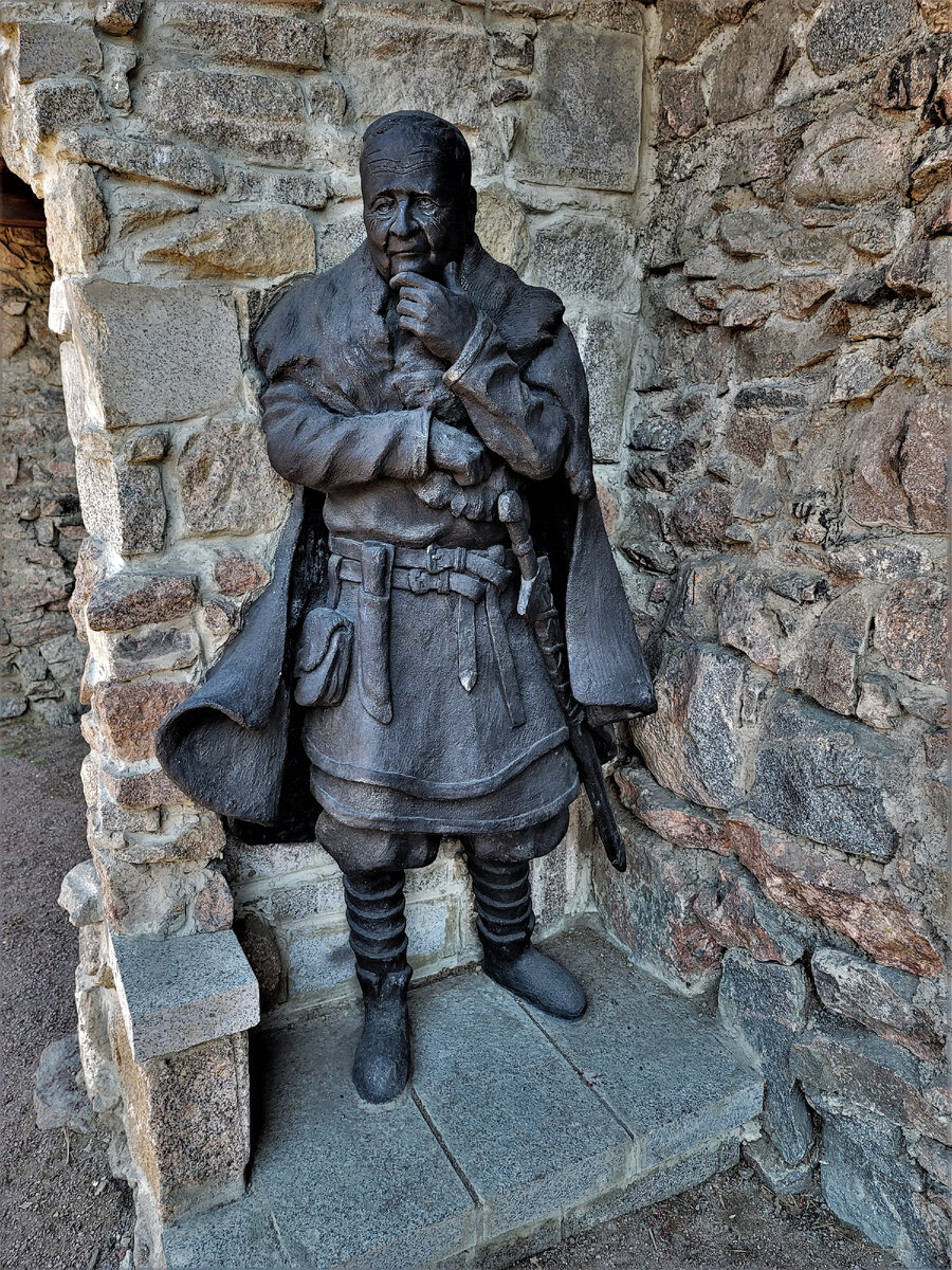 Памятник Анатолию Николаевичу Кирпичникову. 
(знаменитый советский и российский историк и археолог, доктор исторических наук, профессор, заслуженный деятель науки РСФСР, Почётный гражданин Ленинградской области)