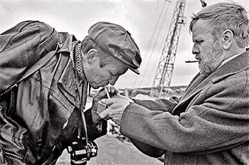 Василий Белов даёт прикурить Евгению Евтушенко в прямом смысле этих слов.               Фото: интернет. 1970-е годы.