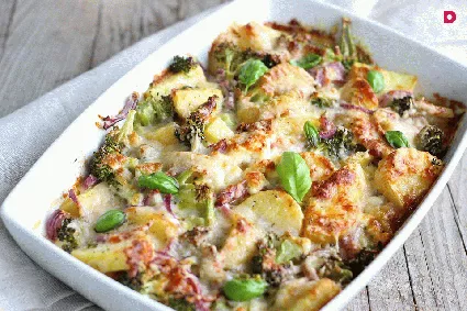 Картофельная запеканка – подходящее блюдо для тех, кто придерживается поста. Она получается питательной и сочной, к тому же для ее приготовления понадобятся доступные и недорогие продукты.