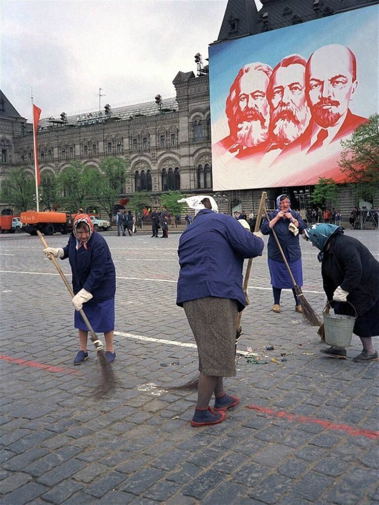 Уборка Красной площади после парада, 1989 год. 