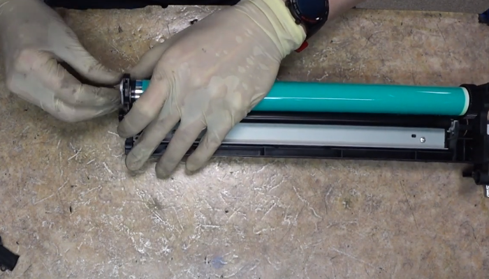 Фото 67. Расположение второго винта, закрепляющего верхнюю крышку 