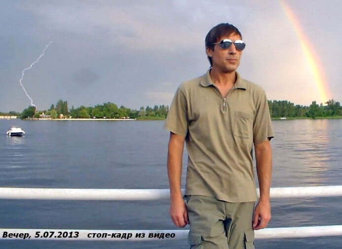 Радуга и молния попали на видео. Снято в городе Херсон.