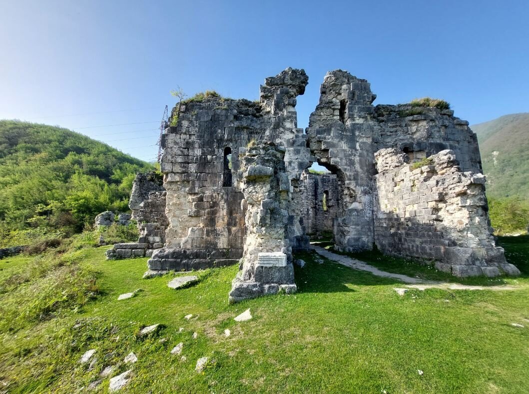 Памятники абхазии фото с описанием