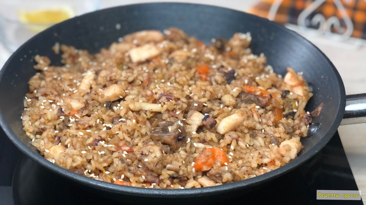 Приготовила морской коктейль с рисом.