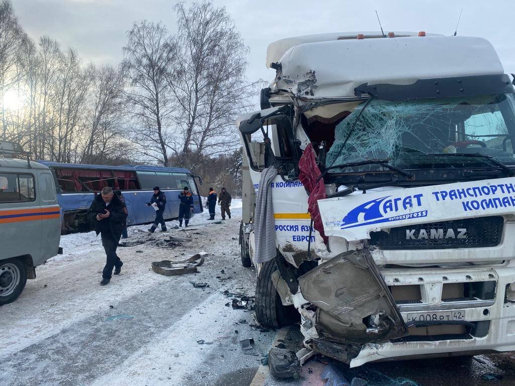 Пять детей пострадали в аварии во время поездки на соревнования в Барнаул |  Банкфакс | Дзен