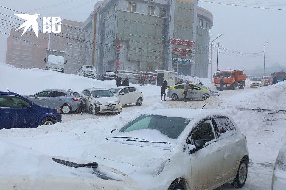     Дороги скованы снегом. Фото: Андрей МОРОЗОВ