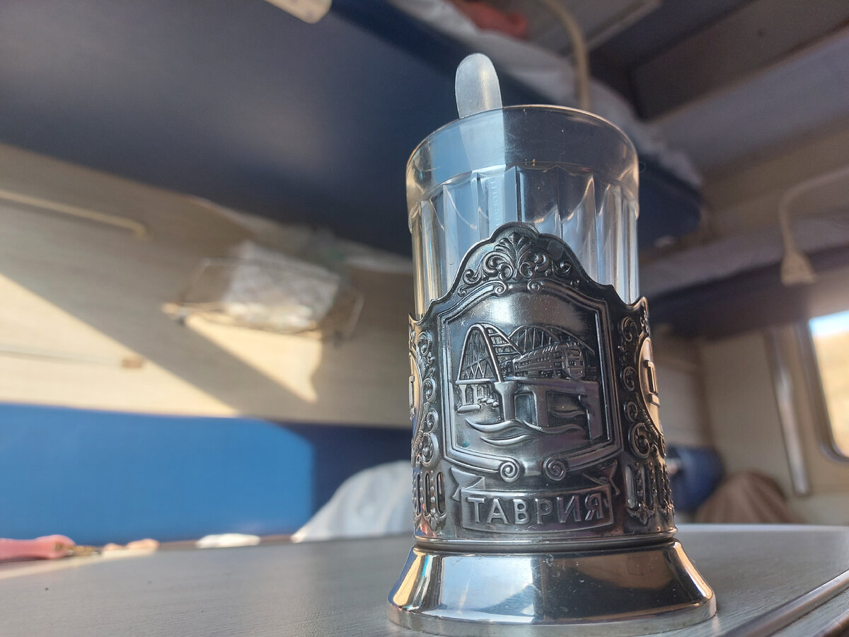 Плацкарт. Вид на подстаканник с нижней полки))