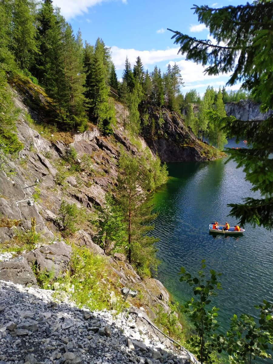 В солнечную погоду у берега просматривается дно. Цвет воды уникальный. 