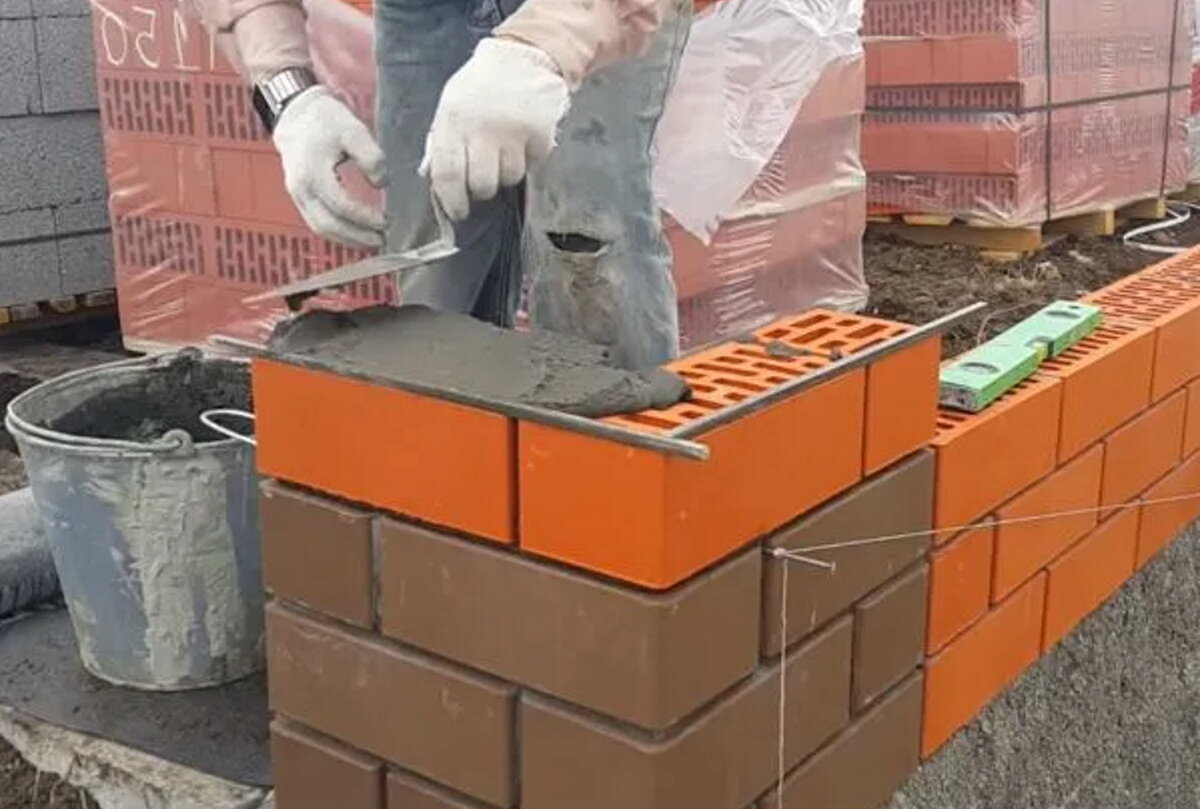 Строительство дома из кирпича.